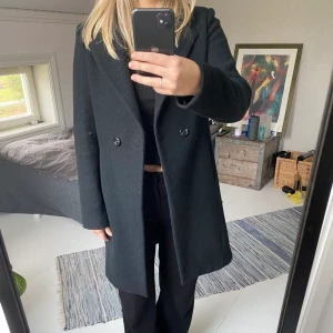 Kappa  - Säljer min kappa eftersom den är för liten för mig, endast använd ett fåtal gånger så den är i bra skick!  (Köparen står för frakt)