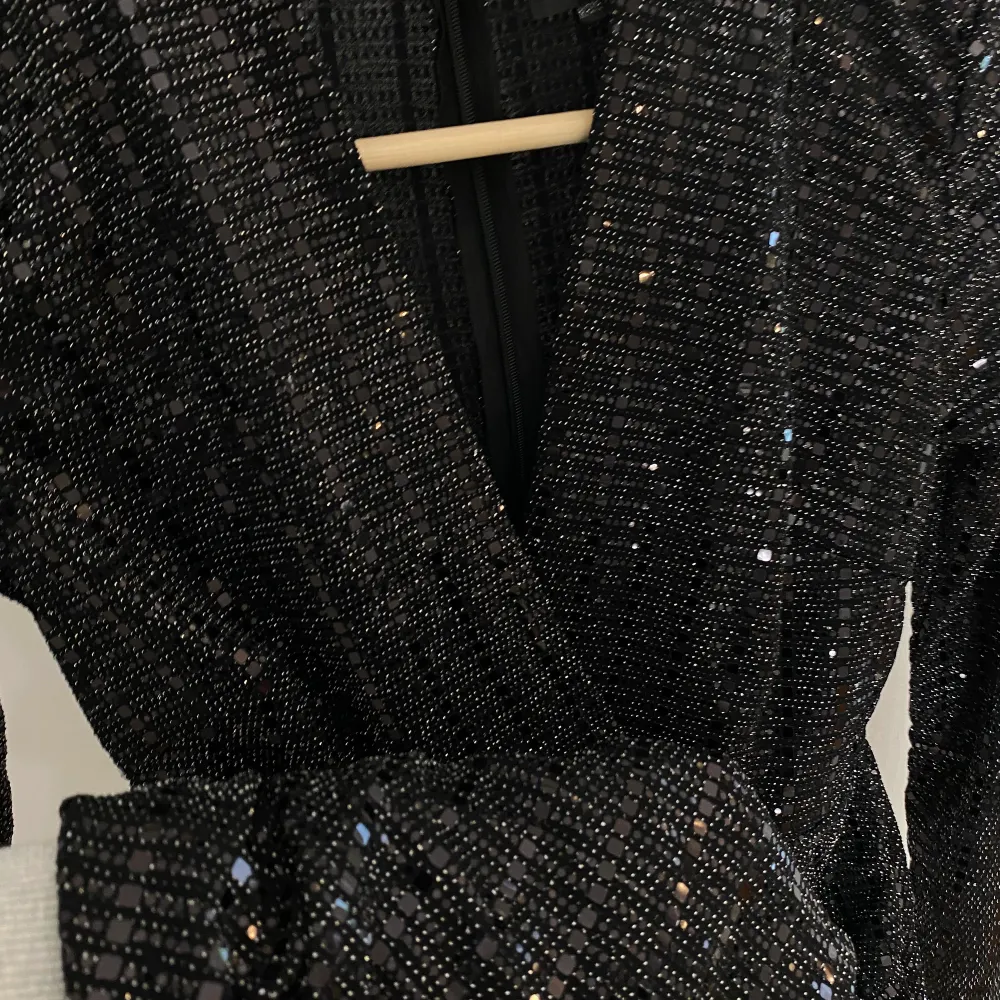 En jätte fin glittrig svart klänning i storlek S, Perfekt till nyår 🖤Klänningen har används en gång och är precis som ny 🖤 Vid flera frågor får ni gärna skriva till mig. 🖤 Står inte för frakten!. Klänningar.