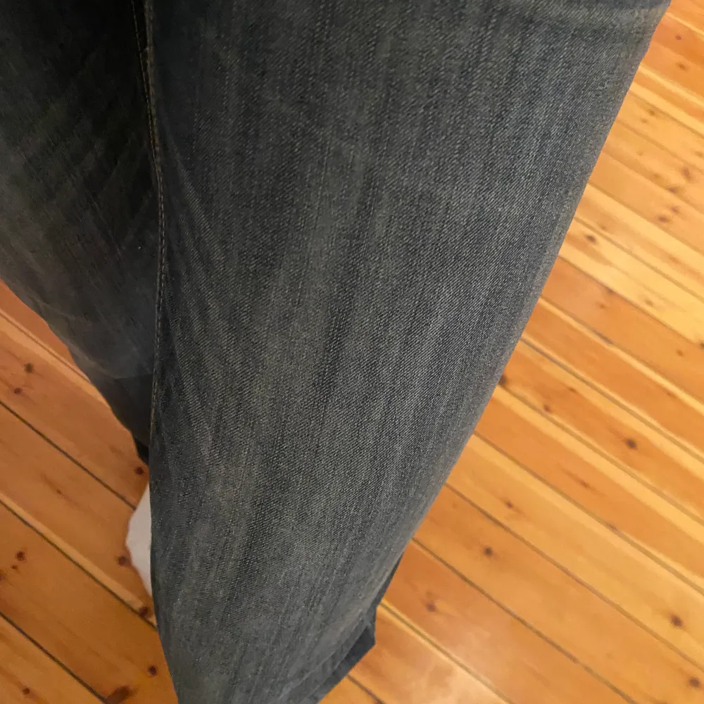Lågmidjade jeans med grå/blå väldigt fin färg. Väldigt långa.  Skulle säga att de är en S/M i stl. Jeans & Byxor.