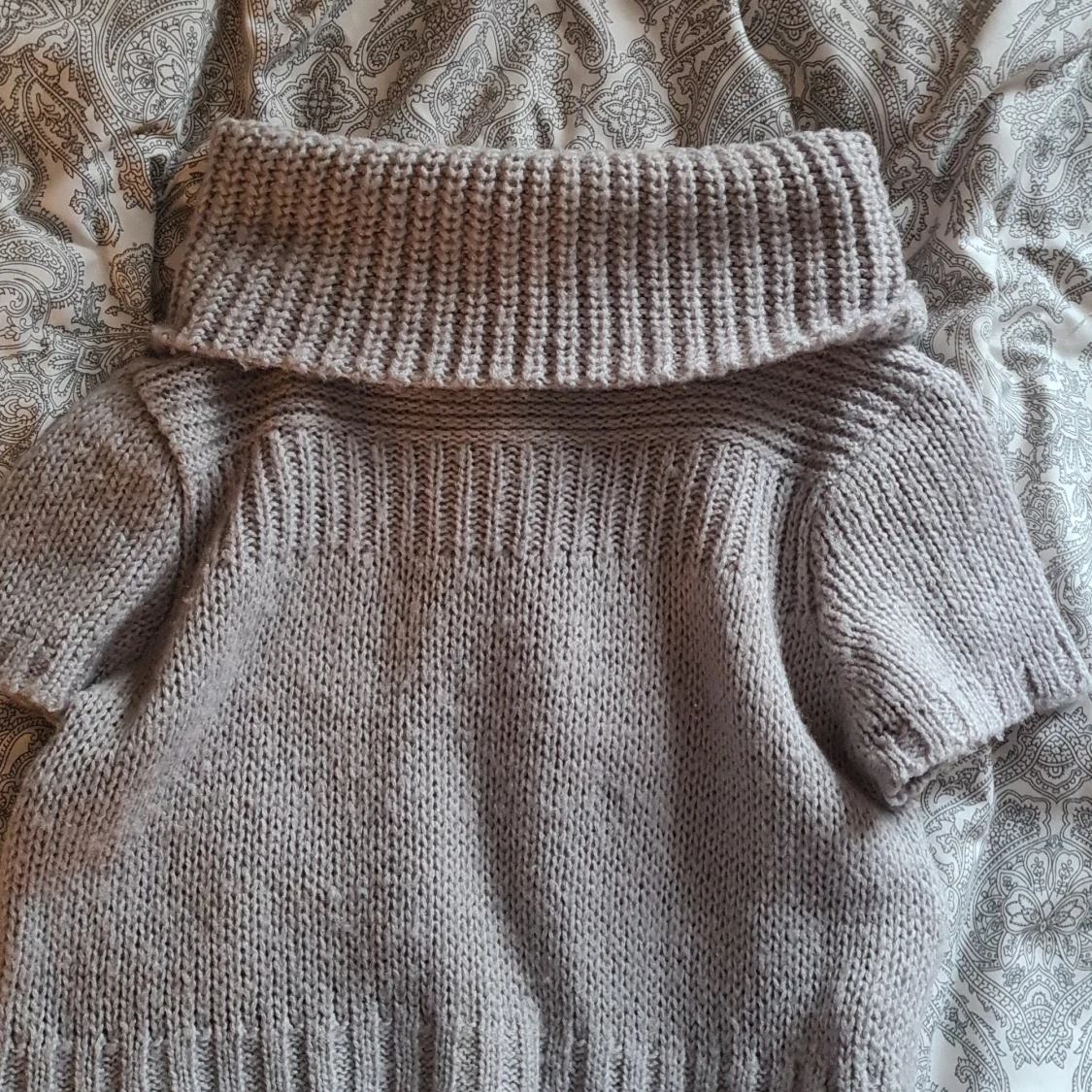 stikad grå tröja - 91