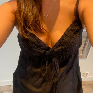 Fint linne  - Svart fint linne med broderier upptill. Nästan oanvänd. Köpare står för frakt💘💘