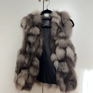 Pälsväst RAVN  - Pälsväst från danska märket RAVN, jättefint skick använd ett fåtal gånger. Storlek 36, stängs med dolda hyskor fram. Rävpäls. 