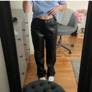 Skinnbyxor ifrån hm - Säljer mina skinnbyxor ifrån hm. Använda fåtal gånger då jag har ett par likadana! Det är min vän på bilden, hon är 166cm