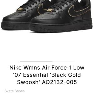 Nike skor - Hej hej! Säljer dessa snygga Nike skor som är köpte i januari men tyvärr aldrig kommit till användning. Skorna är i super bra skick pågrund av dem inte har använts. Bara att höra av dig ifall du vill se mer bilder elelr har nån fråga☺️💗