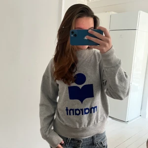 Isabel marant sweatshirt!!! - DIREKTKÖP 950kr❤️‍🔥 Säljer denna supersnygga sweatshirt från Isabel Marant med marinblått tryck!!!
