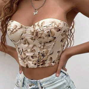 Korsett topp - Säljer denna fina korsett topp med snörning bak från SHEIN då den var för liten. Endast testad.  Storlek S  Lånade bilder 