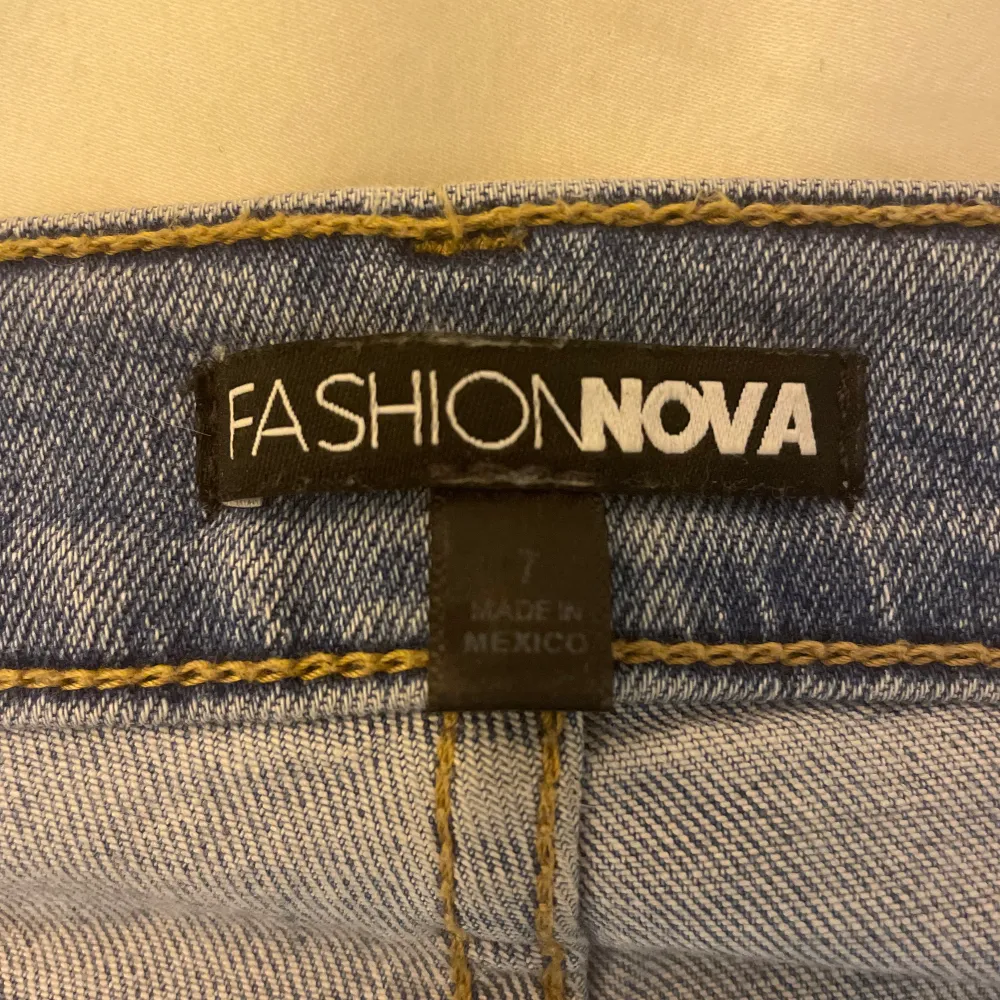 Säljer dessa populära V midjade jeansen från Fashion Nova! De är använda max två gånger. Skriv om ni har fler frågor! . Jeans & Byxor.