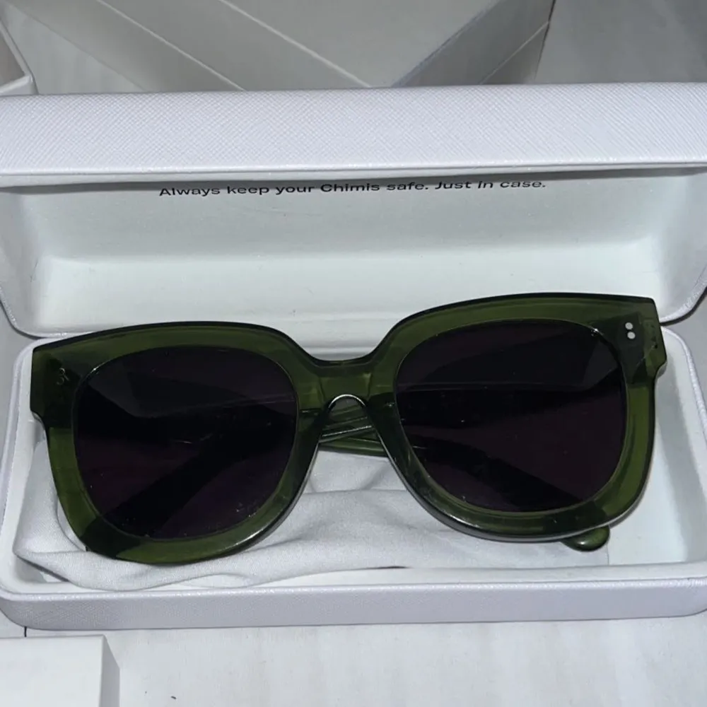 Chimi Eyewear solglasögon i modellen 08 Kiwi. Inga skavanker, som nya!! Kommer i originalförpackning. Många intresserade så det är först till kvarn som gäller! Satt pris gäller ❤️. Accessoarer.