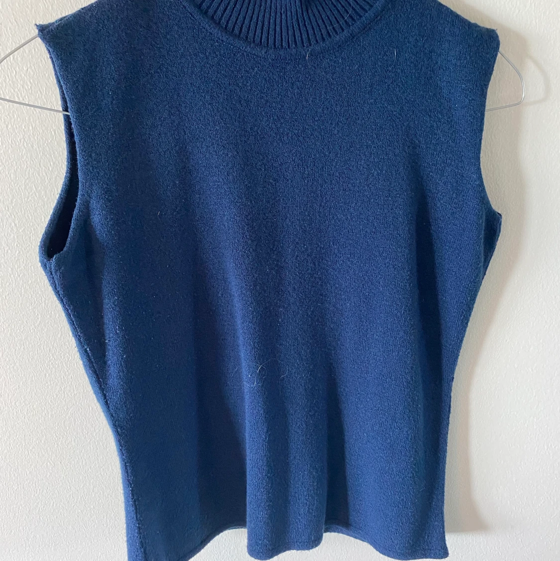 Marinblå stickad Polotröja köpt secondhand - 90