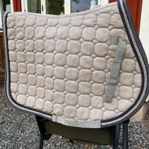 Schabrak  - Schabrak storlek ponny från globus sport. Beige/grått med svart och silver passpoal. Nytvättat och sparsamt användt. 