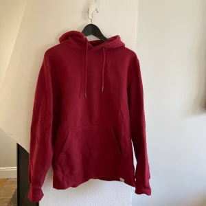 Hoodie Pull & Bear strl M - Vinröd Pull & Bear hoodie i storlek M. Sitter true to size! Inga skador eller noppror på plagget! 