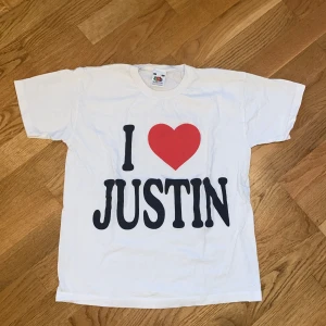 I love Justin T-shirt  - Cool i love Justin baby tee! Sällhet två st på min profil. Storlek 140 men passar som en croppad T-shirt 