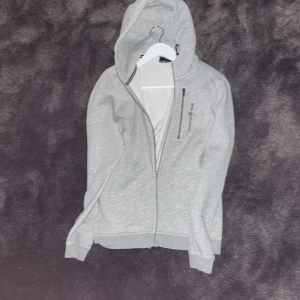 Sail racing hoddie - Mycket bra skick ( inga skador eller märken på tröjan), mycket skön tröja som tyvärr har blivit för liten för mig,storleken är 170, helt äkta och köpt från kidsbrandstore!