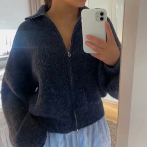 Marinblå zip up tröja  - Lägger ut igen då förra vinnaren av budgivningen avstod. Köpt nyligen från plick men säljer vidare. (LÅNADE BILDER!) Skicka DM för egna bilder💗 Köp direkt 400kr