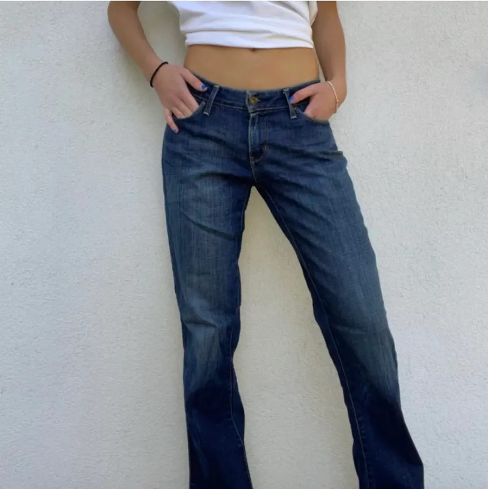 Säljer ett par superfina lågmidjade jeans från Levis. De är köpta här på plick men satt tyvärr inte så bra på mig. De passar  som en 36-38. Väldigt fint skick!! Hör av dig vid frågor och om du är intresserad💓 Bilderna är lånade från förra säljaren. Jeans & Byxor.
