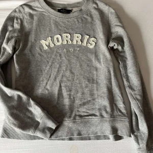 Morris tröja - Hej! Säljer nu min super snygga gråa tröja från Morris💕 fortfarande väldigt bra skick, skriv för fler bilder eller mått💖