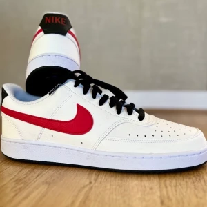 Skor - Säljer dessa snygga Nikeskor åt min kompis i modellen Nike M COURT ROYALE 2 N. Aldrig använda! Tveka inte på att höra av dig om du har några frågor😇😇pris kan diskuteras  Storlek 44