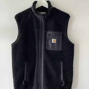 Carhartt wip prentis vest liner - En riktigt skön och snygg bäst från Carhartt. Fint skick utan defekter. Köpt nyligen för nypris 1600kr och använd några gånger. Tveka inte över att fråga för fler bilder och sådant!