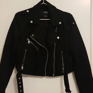 Croppad mocka jacka - Svart croppad jacka i mocka material. Säljer pga för liten💞 har används ett fåtal gånger.