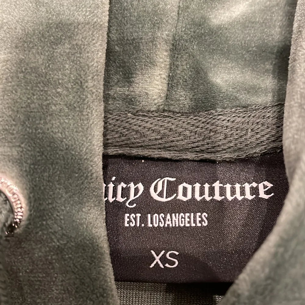 En nästan ny juicy couture kofta storlek xs! Säljer då den är för liten❤️. Tröjor & Koftor.