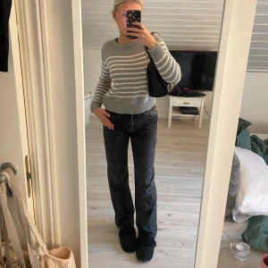Gråa jeans från zara - Säljer min mörkgråa jeans från zara i strl 38 men dem är som 36 skulle jag säga. Gott skick! Jag är 167 ca