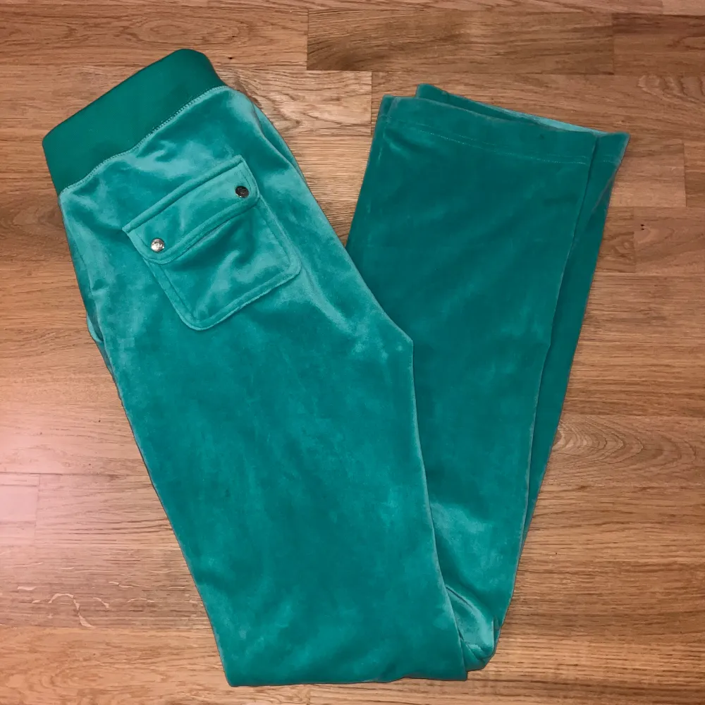 !INTRESSEKOLL! Jag funderar på att sälja mina gröna juicy byxor i färgen gumdrop green 💚vill se vad jag kan få för de först. de är använda ett par ggr men fortfarande i väldigt bra skick! 💚kan även tänka mig att byta mot en annan färg.. Jeans & Byxor.