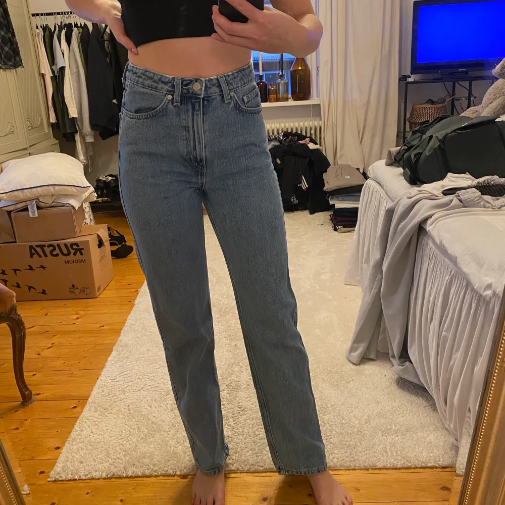 Weekday row jeans, storlek 26/32 jag är 172cm som referens.. Jeans & Byxor.