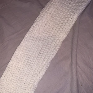 Stickad mag-tröja - Vit stickad mag tröja i mysigt och bra skick. 