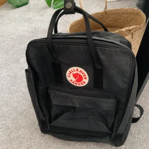 Fjällräven Kånken ryggsäck - Svart Fjällräven kånken i nyskick, använd 2 gånger. Köparen står för frakt✨