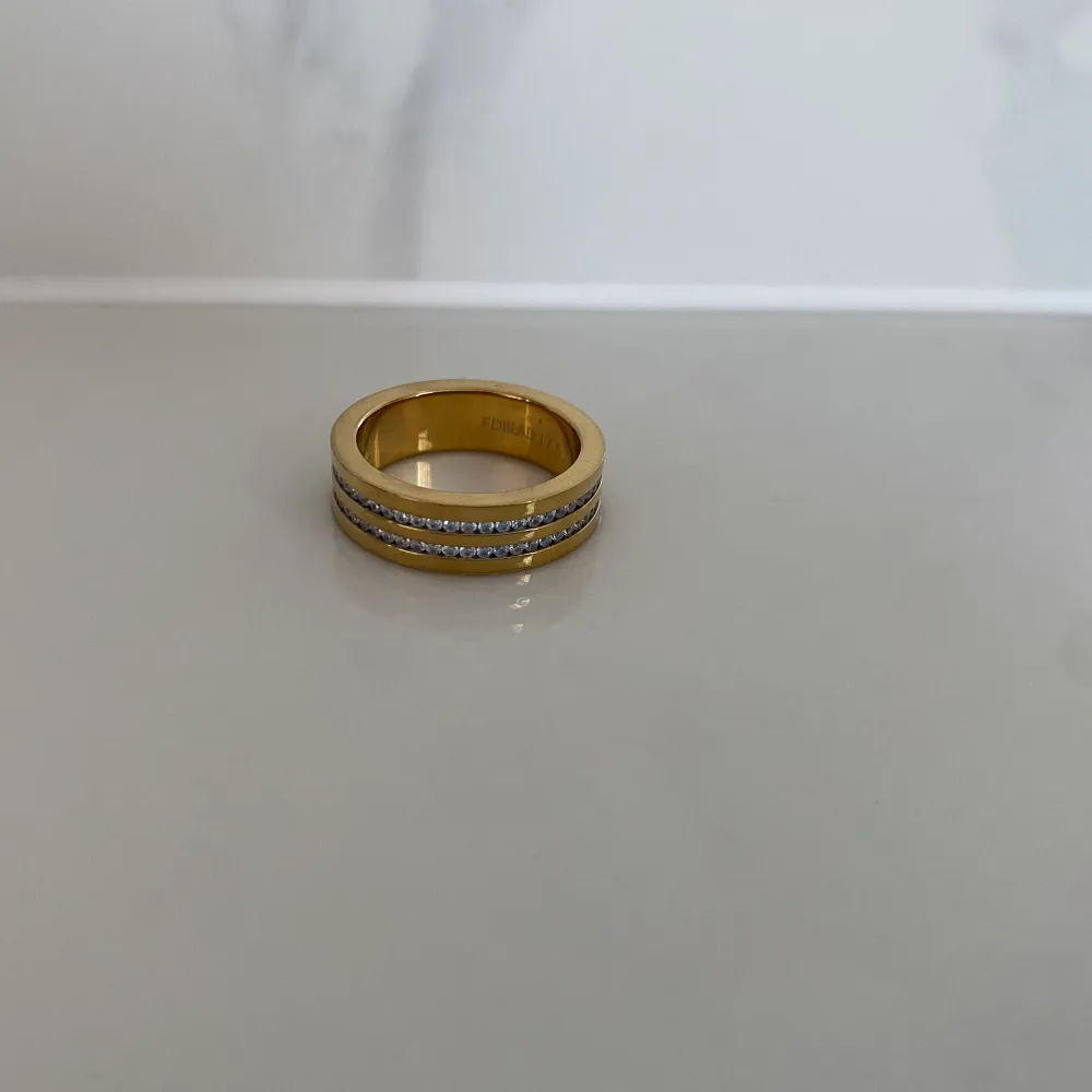 Säljer denna fina ring för 200kr. Accessoarer.