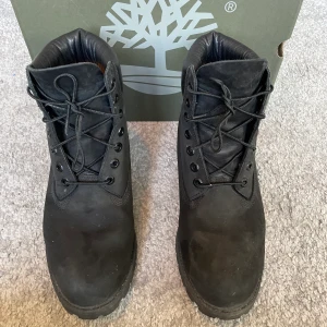 Timberland boots - Lägg bud! Timberland boots, storlek 10w/44 9/10 använda några gånger förra vintern typ helt nya Kommer med låda kvitto o allt NY STYLE Skriv för frågor Meetup uppsala/stkhlm Frakt 99kr för dom e tunga Skriv för frågor 
