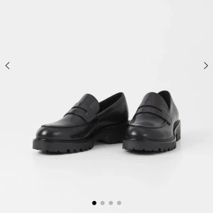 Vagabond Loafers - Sjukt snygga loafers från vagabond, köpta för 2 veckor sen men upplever att de är tyvärr för små för mig 🥰 Använda 1 gång i ca 3 timmar såi proncip nyskick!  Nypris 1200