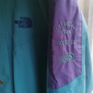 THE NORTH FACE Gore-tex skaljacka - Retrostil North Face skaljacka med avtagbar luva, ficka med zip vid dragkjeden(till typ telefon t.ex), och 2 till fickor inne(en med karborre, 1 med zip), passform Dam small, lite längare slim modell. Skit snygg! Kan frakta, köparen står. 