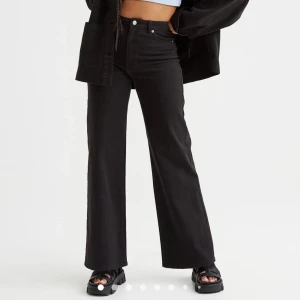 Svarta vida byxor - Svarta vida byxor ifrån H&M använda 2 gånger då dem inte kommit till användning. Mycket bra skick, storlek XS/32