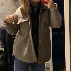 kappa/jacka - trendig höst kappa från gina i storlek xs skulle säga att den e lite oversized