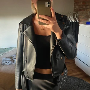 Skinnjacka - Säljer min snygga skinnjacka från zara. Den är i väldigt fint skick😍  