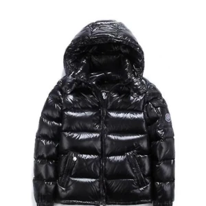 Glansig dunjacka - ❗️INGEN MONCLER❗️ Säljer nu min jättefina jacka då den inte kommer till användning. Den är i bra skick. Jackan hade ett märke men de är borttaget. Köpt för 900kr. Dma vid mer frågor ❤️