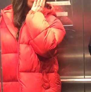 Vinterjacka  - Säljer denna slutsålda hm jackan i storlek M, jag har själv s men den sitter lite mer baggy . Varm och asnygg. Använd ett få antal gånger 