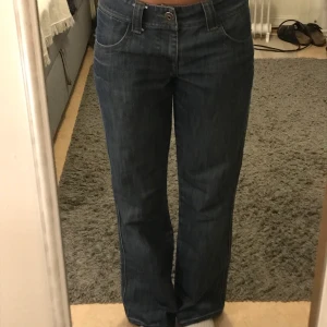 Low-rise raka jeans - Köpta på secondhand. Coola bakfickor. Sytt upp pga de var ganska slitna nedtill. Innerbenslängd: 78cm Midjemått: 70cm
