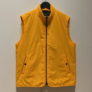 Calvin Klein  - Calvin Klein Crinkle Nylon Väst Orange aldrig använt den. Numera står den och dammar bara. 