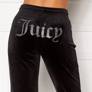 Juicy Couture Byxor - Säljer Juicy Couture byxor då jag vill köpa ett annat par☺️ Var inte rädd att skriva vi fler frågor! Priset kan diskuteras vid snabb affär. Tack!💗**TRYCK EJ PÅ KÖP NU**