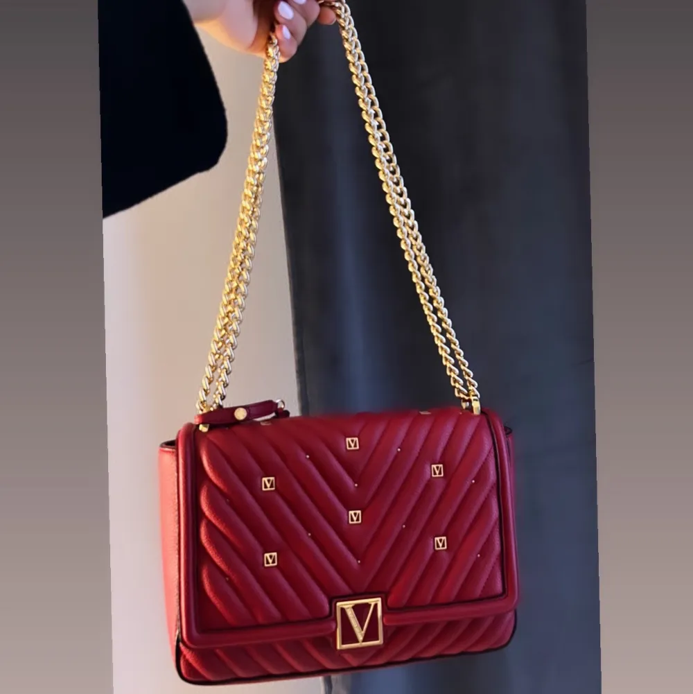 Min fina röda Victorias’s secret väska som endast är använd ett fåtal gånger säljs nu för endast 300kr (nypris 800kr). Väskor.