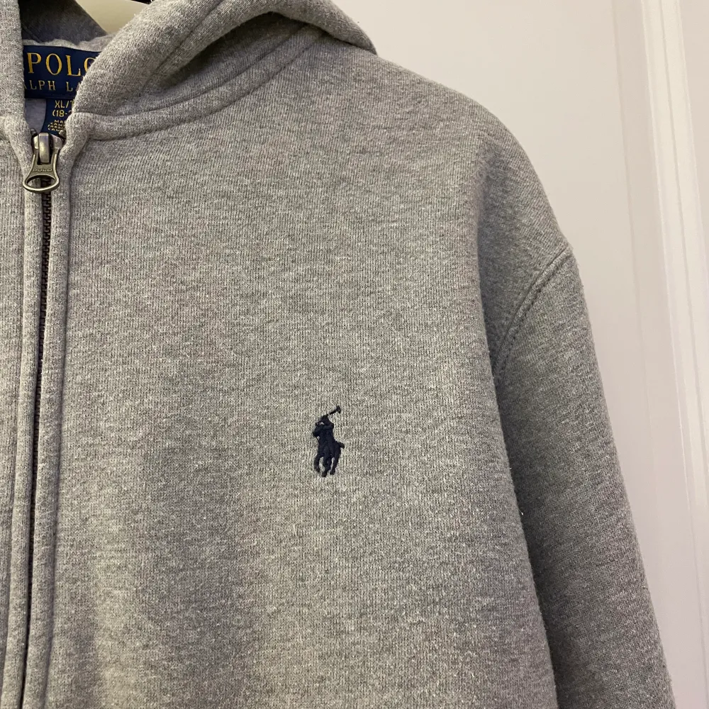 Zip hoodie från Ralph lauren, är i storlek Xl barnstorlek men passar S💗 bra skick, inga defekter. Hoodies.