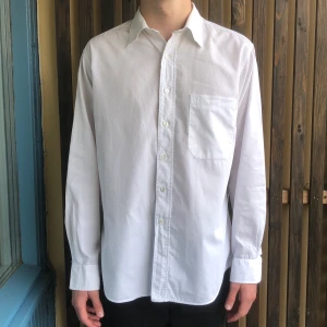 Stenströms vit skjorta  - Vit skjorta av bästa kvalite från Stenströms. Pris: 149 (original pris: 1300kr) Storlek: M. Kontakta mig vid köp eller frågor om plagget, frakt osv.