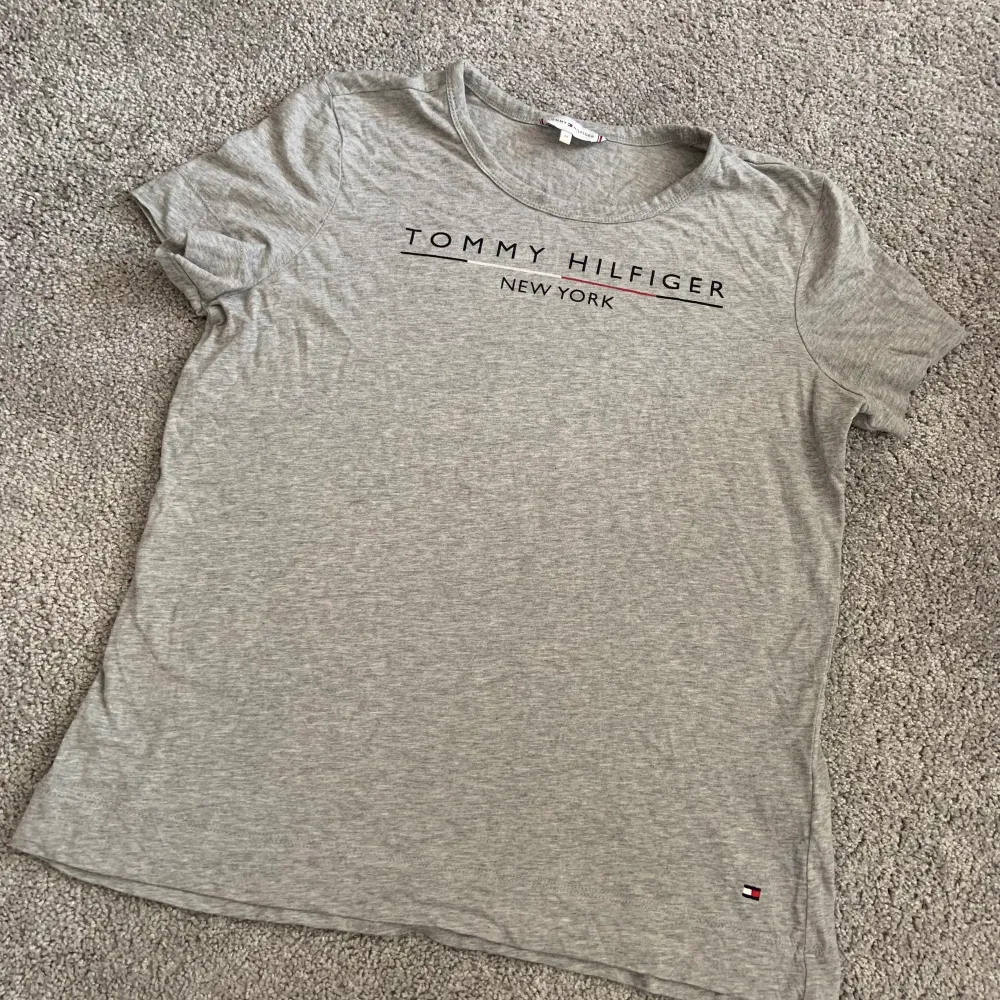 Ljusgrå t-shirt från Tommy Hilfiger. Endast provad. . T-shirts.