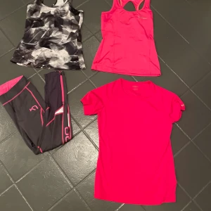 Paket med träningkläder - Säljer fyra plagg fina träningkläder. Två linnen i strl 34 från soc. En craft t-shirt i strl S. Och tillsist ett par superfina träningstights från kari traa i strl S. Vill helst bli av med allt på en gång. Så säljer allt för 300 kr. 
