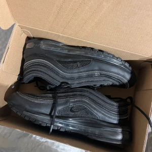Adidas skor - Dessa köpte jag för ett bra tag sedan och kommer aldrig till användning då det inte är min stil. Jag kommer faktiskt inte ihåg nypriset men runt tusen, lite mer kanske. 