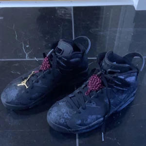Jordans - Villig att gå ner i pris vid snabb affär. Jag säljer mina Jordans 6 retro sd, dem är äkta samt så funkar qr koden. Blev av med den andra guldiga detaljen efter några enstaka gångers användning, så ej använt sen dess. Storlek 39.