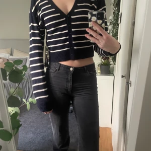 Blå vit randig kofta - Blå vit randig kofta från zara köpt förra året men inte kommit till mycket användning. Den är croppad och är i ett väldigt tjockt och fint material. 