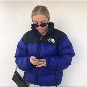 The north face jacka - Tjena! Säljer nu min fina north face jacka🙌 Den är i väldigt bra skick😶‍🌫️ skicka ett dm ifall du undrar något🤠 TRYCK INTE ”köp nu” 